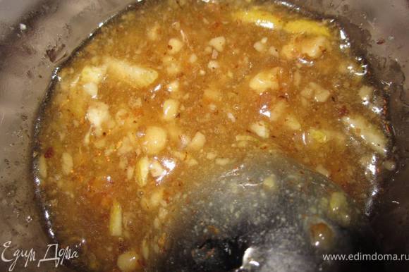 Теперь готовим соус:цедру лимона и грецкие орехи измельчить (я блендером делала), и аккуратно перемешать с медом.