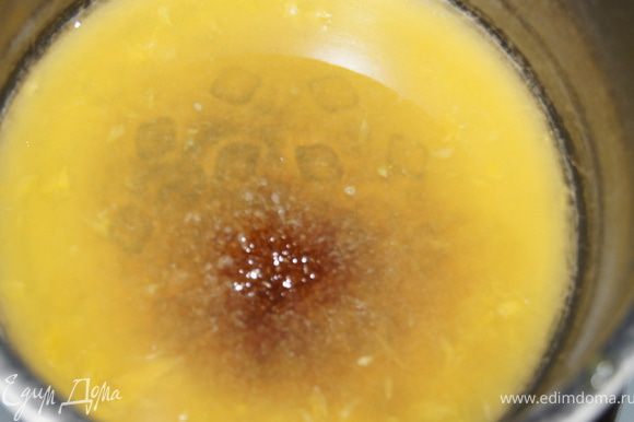 Варим сироп: апельсиновый сок, мед, сахар и корицу поместить в небольшую кастрюлю и проварить 5-10 минут. Дать остыть.