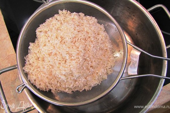 Как я уже говорил, мясо готовится отдельно от риса. Вначале я подготовил рис. Возьмите рис и тщательно промойте его несколько раз водой. Вода должна стать прозрачной. У меня вода стала прозрачной на пятый раз. Откиньте на дуршлаг.