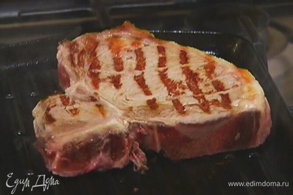 Разогреть сковороду-гриль и обжаривать мясо по 2−3 минуты с каждой стороны.