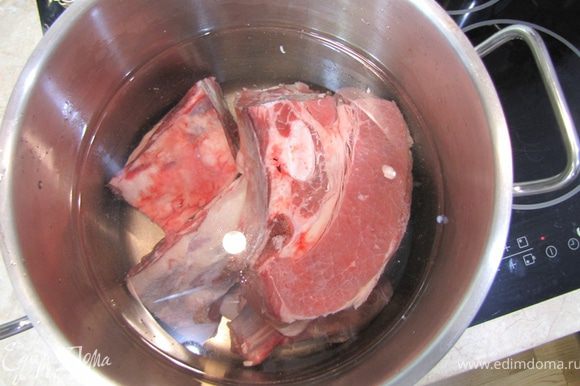 Промойте мясо от осколков косточек, грязи. Положите мясо в кастрюлю и налейте туда чистой воды около 3 литров. Поставьте на средний огонь. Лучший результат получится, если у вас вода будет закипать около часа.