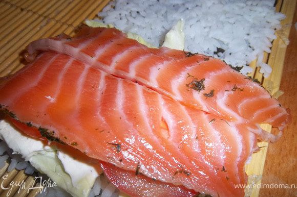 Сверху выложить ломтики свежего филе лосося, нарезанное толщиной около 5 мм.