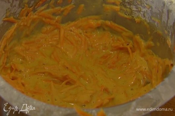 Влить в полученную массу сок апельсина, всыпать натертую морковь с цедрой и все перемешать.