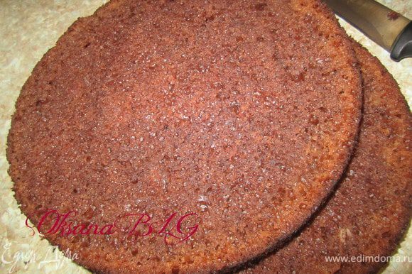 Приготовить бисквит по рецепту http://www.edimdoma.ru/recipes/31029 разрезать на три коржа. Два пойдет на торт, один ка "картошку"
