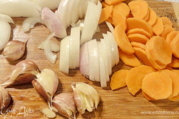 Овощи почистить и нарезать кружочками, с чеснока шкурку не снимайте, просто раздавите его с помощью широкого ножа.