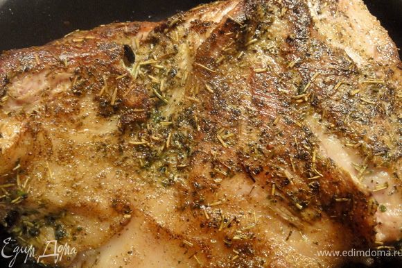 На разогретой сковороде или жаровне с маслом обжарьте мясо со всех сторон, так чтобы образовалась корочка.