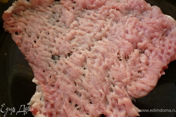 Подготовим мясо:вырезку нарезать на порционные куски(как для отбивных,толщиной около 1см),отбить с двух сторон каждый кусок.