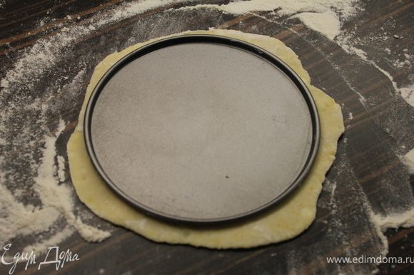 Раскатывать коржи скалкой,подсыпая если нужно муку, до нужного диаметра (примерьте тарелкой или дном от разъемной формы)... Вообще,чем тоньше тесто, тем вкуснее!