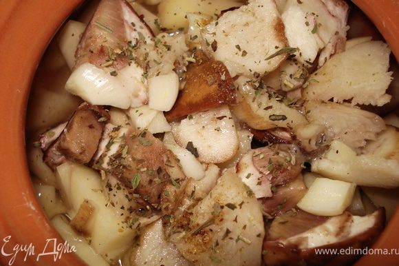 все ингредиенты порезать, положить в горшочек слоями: картофель, мясо, лук и морковь, грибы, специи.Залить жидкость.И в духовку 180-200 градусов на 30 минут.