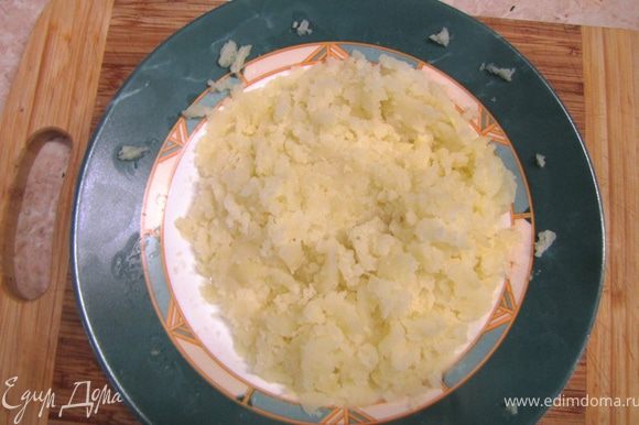 Доведите до кипения и варите на маленьком огне 30 минут. Проверьте картофель на готовность, воткнув тонкий длинный нож. Если нож проходит легко и равномерно по всей длине, выключите огонь. Выбросьте все овощи кроме картофеля. Они свою функцию уже выполнили. Картофель разомните в пюре вилкой и положите обратно в бульон.