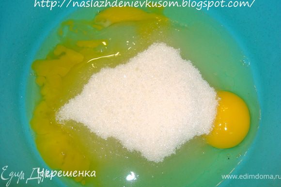 Яйца взбить с сахаром, добавить сливочное масло, размягченное при комнатной температуре, и перемешать…