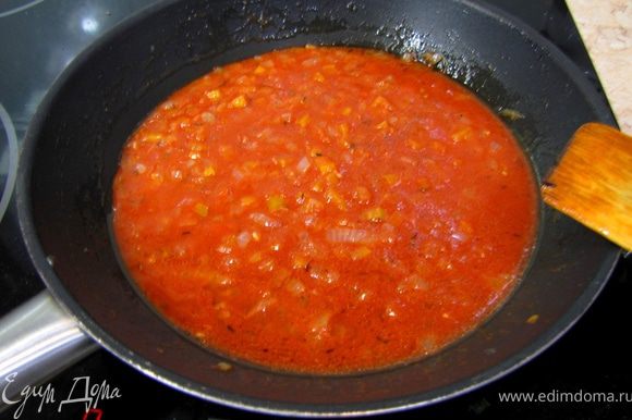 Разведите томатную пасту в стакане воды и вылейте получившийся сок в сковороду. Тушите минут 5. Посолите и поперчите по вкусу.