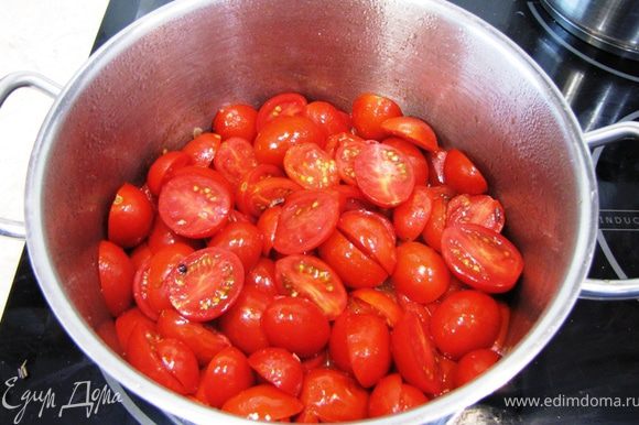 Буквально через 30 секунд выложите туда же все порезанные помидоры.