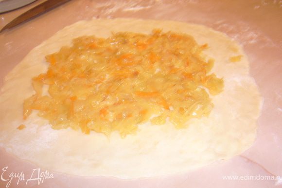 Тесто по рецепту http://www.edimdoma.ru/recipes/28463 Для начинки обжарь лук и морковь, Раскатать тонко тесто и выложить начинку
