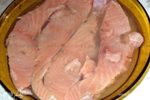 Филе лосося,нарезать на кусочки и смочить лимонным соком.