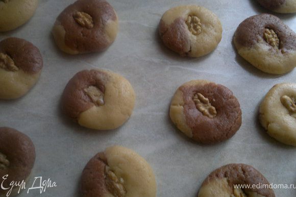 затем их округлить и положить на них орехи. Готовятся они при температуре 180 гр. 15-20 минут