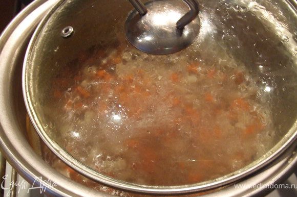 В кастрюлю наливаем воду, доводим до кипения, затем кладем нарезанную кубиками морковь и пастернак, солим.