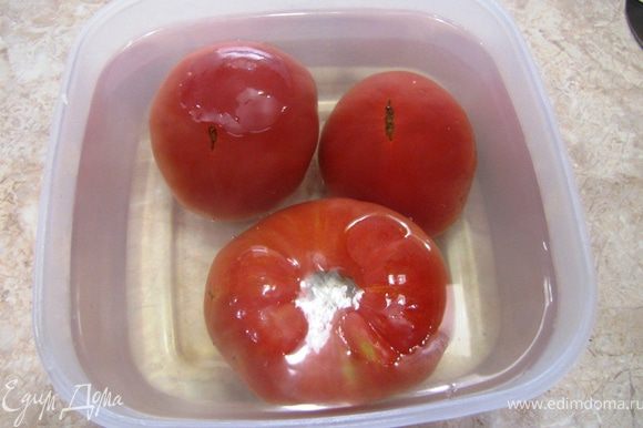 Тем временем положите помидоры, предназначенные для соуса в кипяток на пару минут. Так будет легко удалить кожуру.