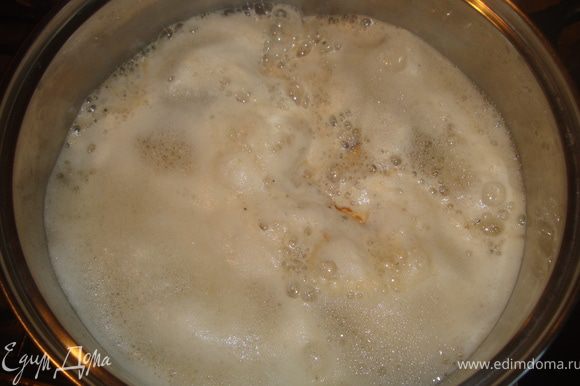 Прямо в этой кастрюле, в которой грибы намокали, и в этой же воде, отправляем их на плиту. Как только грибы закипят и поднимется пена...