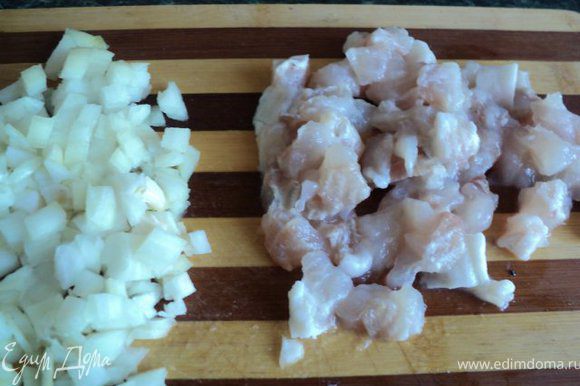 Порезать мелко лук и небольшими кусочками филе пангасиуса, Сварить в крутую 1 яйцо.