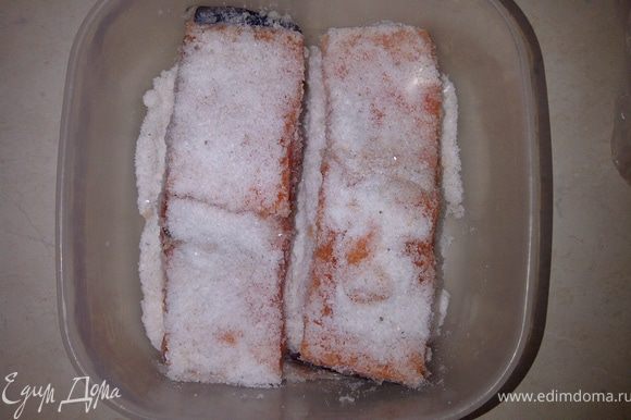 Рыбку промыть, обсушить бумажным полотенцем,удалить хребет. На дно посуды, в которой будете засаливать рыбу, насыпать слой соли примерно 1 см. Уложить на соль рыбу, засыпать солью сверху и по бокам.