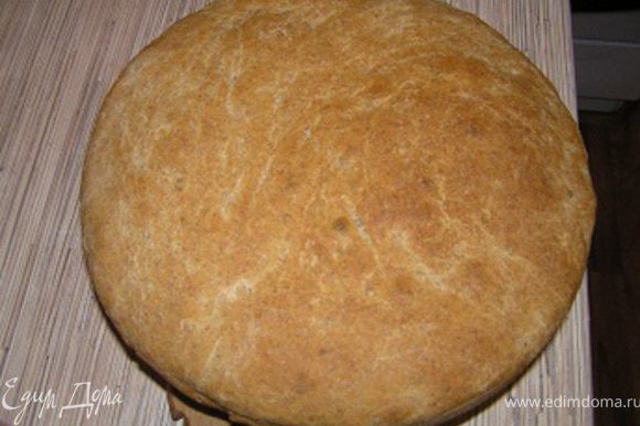 Духовку разогреть до 240*С выпекать хлеб 30 минут, затем снизить температуру до 200*С и выпекать еще 10-15 минут до румяного цвета.