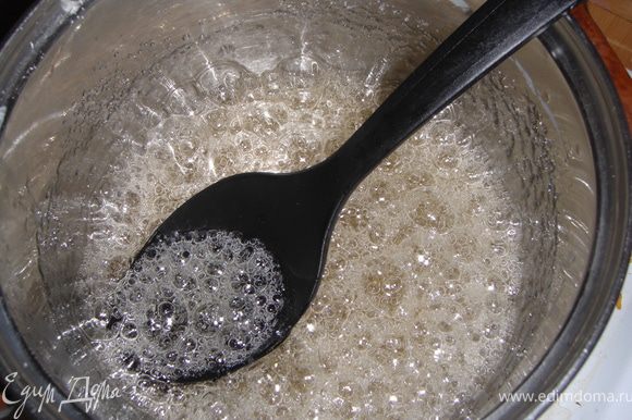 Сварить карамель из сахара и воды. Воды много не надо, только чтобы сахар намок. Когда загустеет немного проверить готовность налив каплю в стакан с водой, если станет как шарик и не растворится, значит готово.