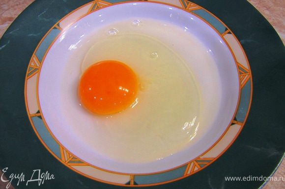 В другую тарелку разбейте яйцо.