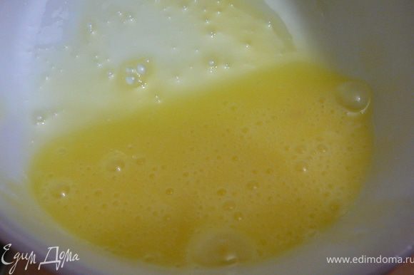 Яичные желтки взбить и влить в молочно-крахмальную смесь.Все быстро и тщательно перемешать.