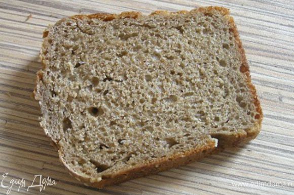Подсушить хлеб на сковороде (без масла) или на гриле, натереть чесноком.