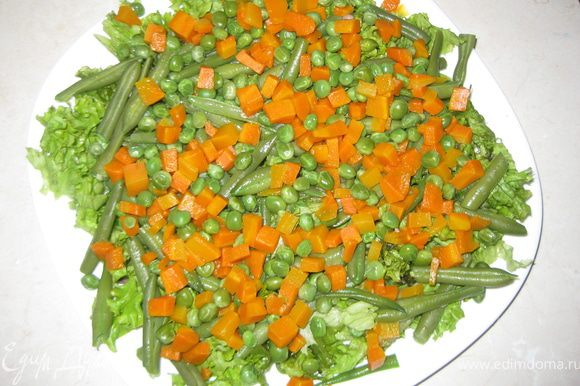 Зеленый горошек отвариваем. Морковь режем кубиком средним и тоже отвариваем. Остужаем и добавляем в салат.
