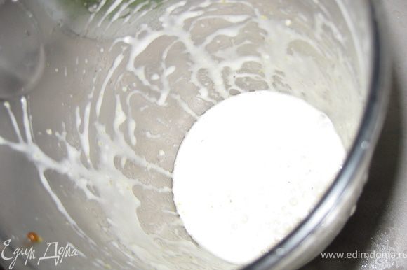 Готовим заправку - все ингредиенты смешиваем блендером около 1 минуты, получается соус белого цвета плотной консистенции.