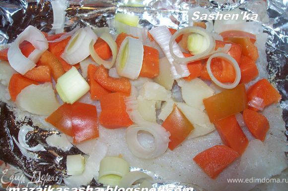 Картофель и морковь отварить в подсоленной воде до готовности. Слегка остудить и нарезать кубиками. Порей нарезать кружочками, перец нарезать кубиками и выложить овощи на треску