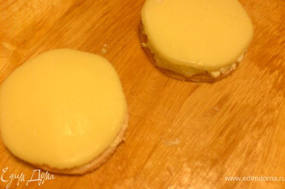 из сыра моцарелла вырезать кружки и положить их на смазанные сыром кружки