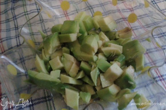 авокадо освободить от кожуры и косточки,взбрызнуть соком лимона,чтобы не потемнело,нарезать небольшими кубиками