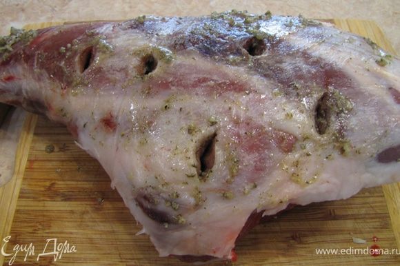Если на мясе слой жира толще 1 см, срежьте лишний. Переверните мясо срезом вниз. На поверхности мяса сделайте глубокие прорези тонким ножом (от двух до пяти сантиметров) около восьми штук. Расширьте отверстия пальцем и поместите туда пряную смесь.
