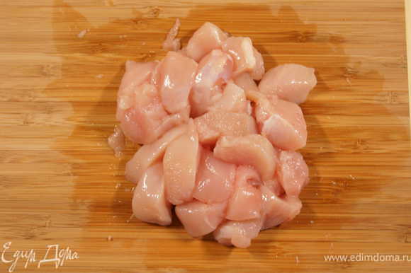 Приготовить мясо: пожарить на оливковом масле мелко порезанное куриное филе в течение 10 минут.