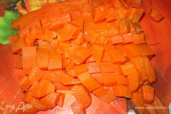 Нарезать кубиками морковь