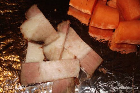 Фольгу смазать растительным маслом и положить кусочки свинины. Рядом морковь, крупно порезанную.