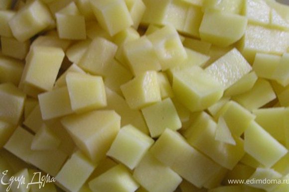 Картофель очистить, нарезать кубиками, добавить в кипящий грибной настой.