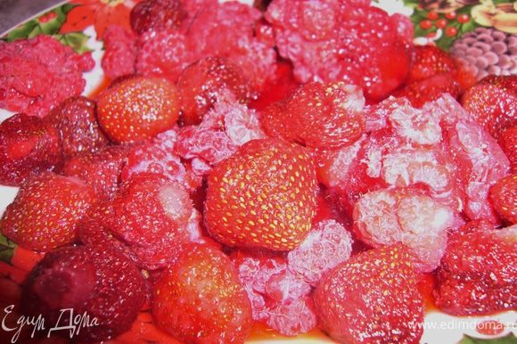 ягоды разморозить и слить сок