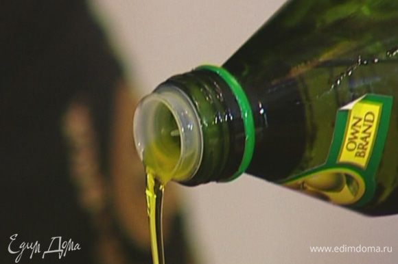 Разогреть в сковороде оливковое масло.