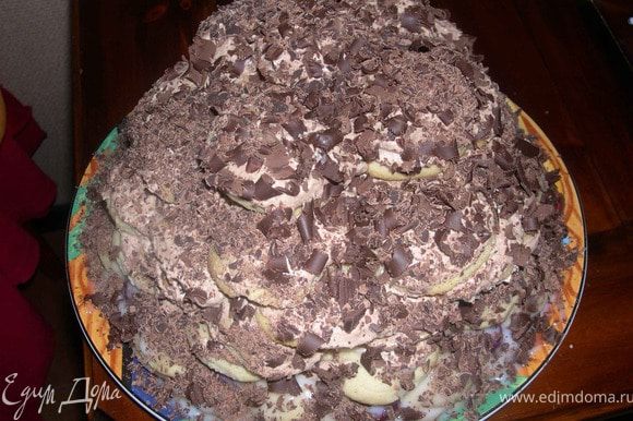 Формируем тортик так,как вам нравится.Сверху обливаем оставшимся кремом,посыпаем орешками и украшаем тертым шоколадом. Можно облить глазурью,это на ваш выбор.