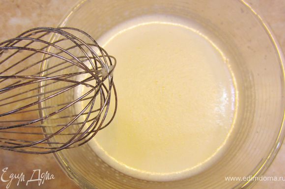 Влейте молоко тоненькой струйкой в желтки непрерывно и интенсивно помешивая желтки.