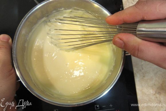 Процедите крем в отдельную посуду и дайте ему остыть. Несколько раз перемешайте, чтобы на поверхности не образовалась пленка.