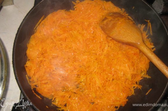 Чистим морковь и натираем на терке с большими отверстиями. Разогреваем растительное масло и тушим морковь 15 минут, до мягкости.