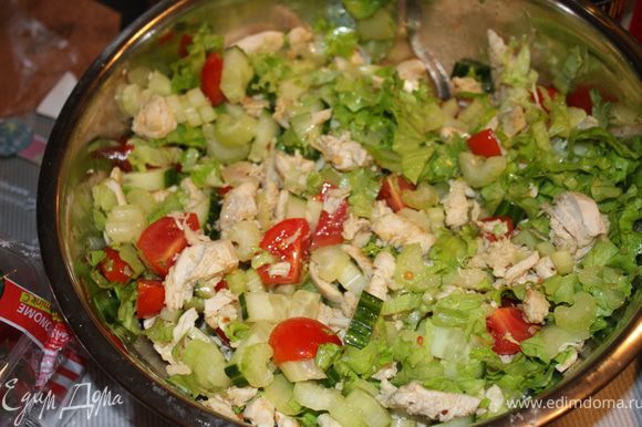 Режем филе курицы и смешиваем с уже порезанными овощами и майнезом. Посыпаем всё это сухариками. Соль по вкусу.