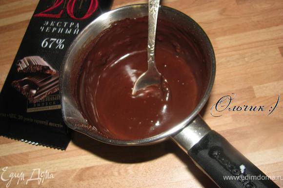 Шоколад растопить со сливками, добавить какао, перемешать.