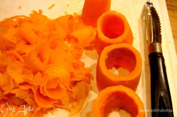 Морковные цилиндрики отварить в подсоленной воде.Вода должна немного прикрывать морковь.За 5 минут до окончания варки в кастрюлю добавить 2 ст.л.винного уксуса.Доварить морковь,вынуть из воды и охладить.