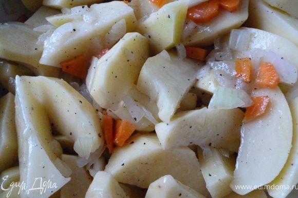 За это время подготовим овощи:Лук нарезать кубиком,морковь кусочками и слегка(буквально 2-3минуты спасеруем на растительном масле).Картофель почистить и нарезать дольками.Сладкий перец нарезать полосками.